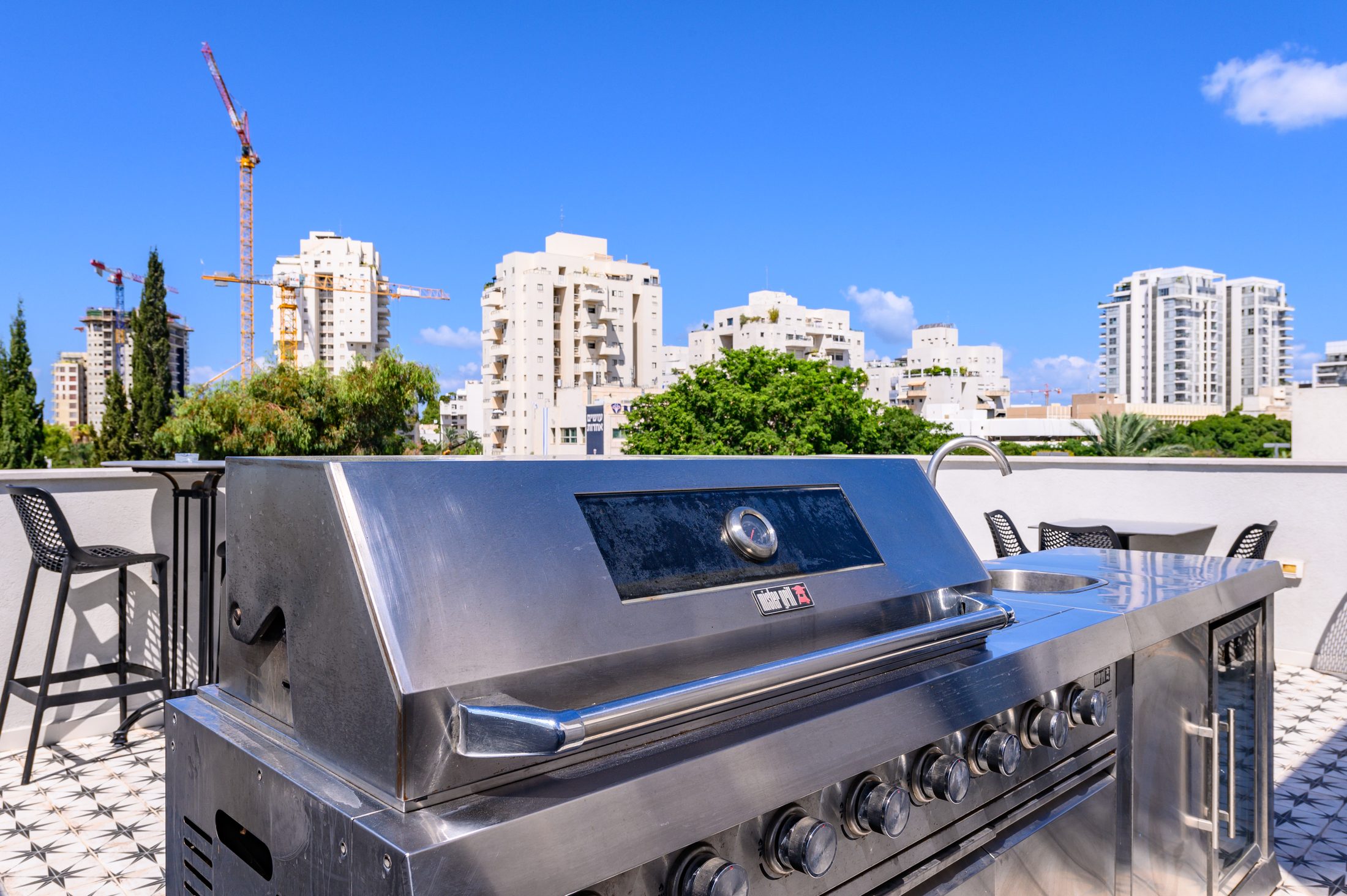הגג עם הבר והמנגל בוילה רוקח