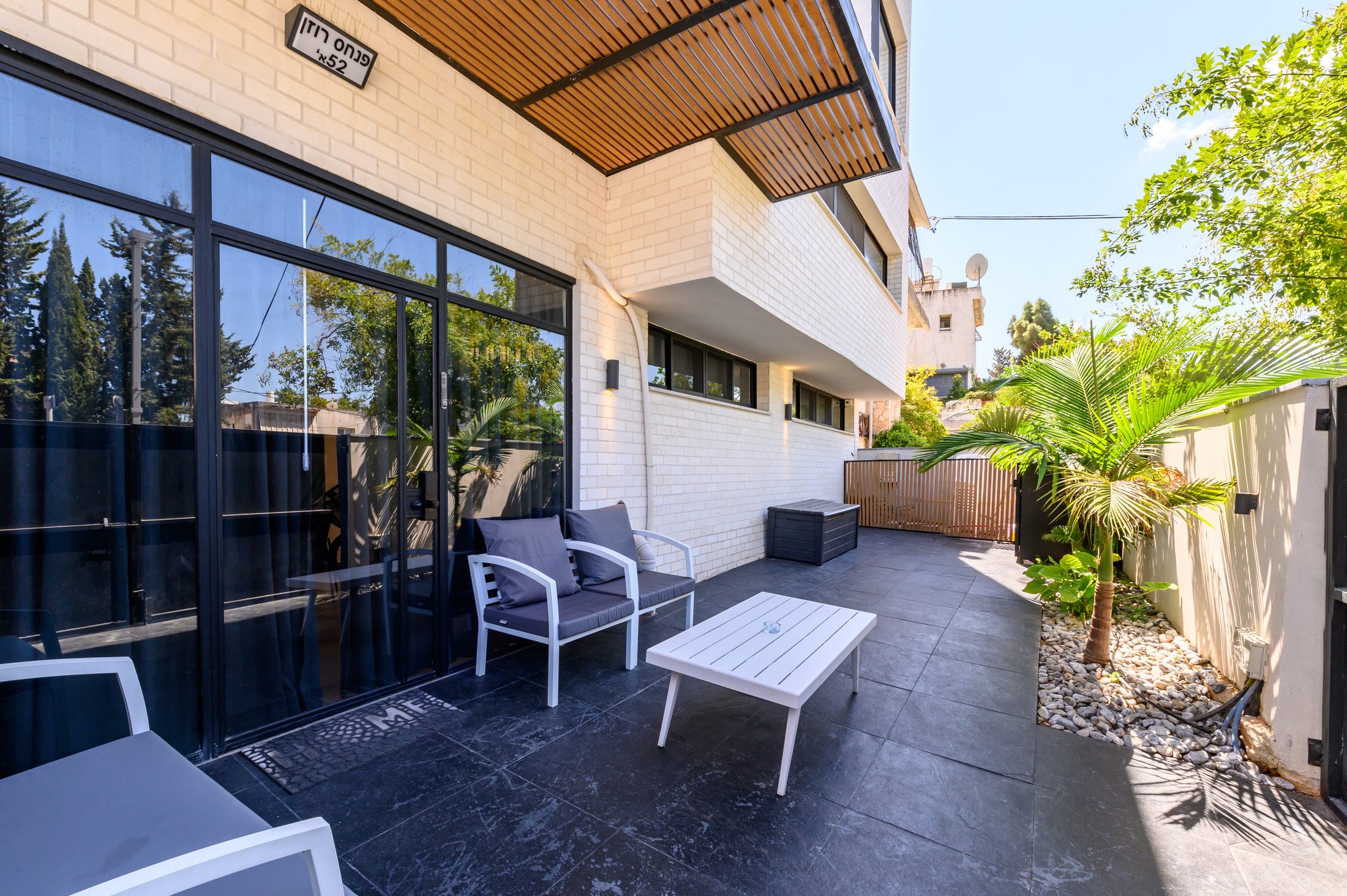 Deluxe Apartment with Private Garden