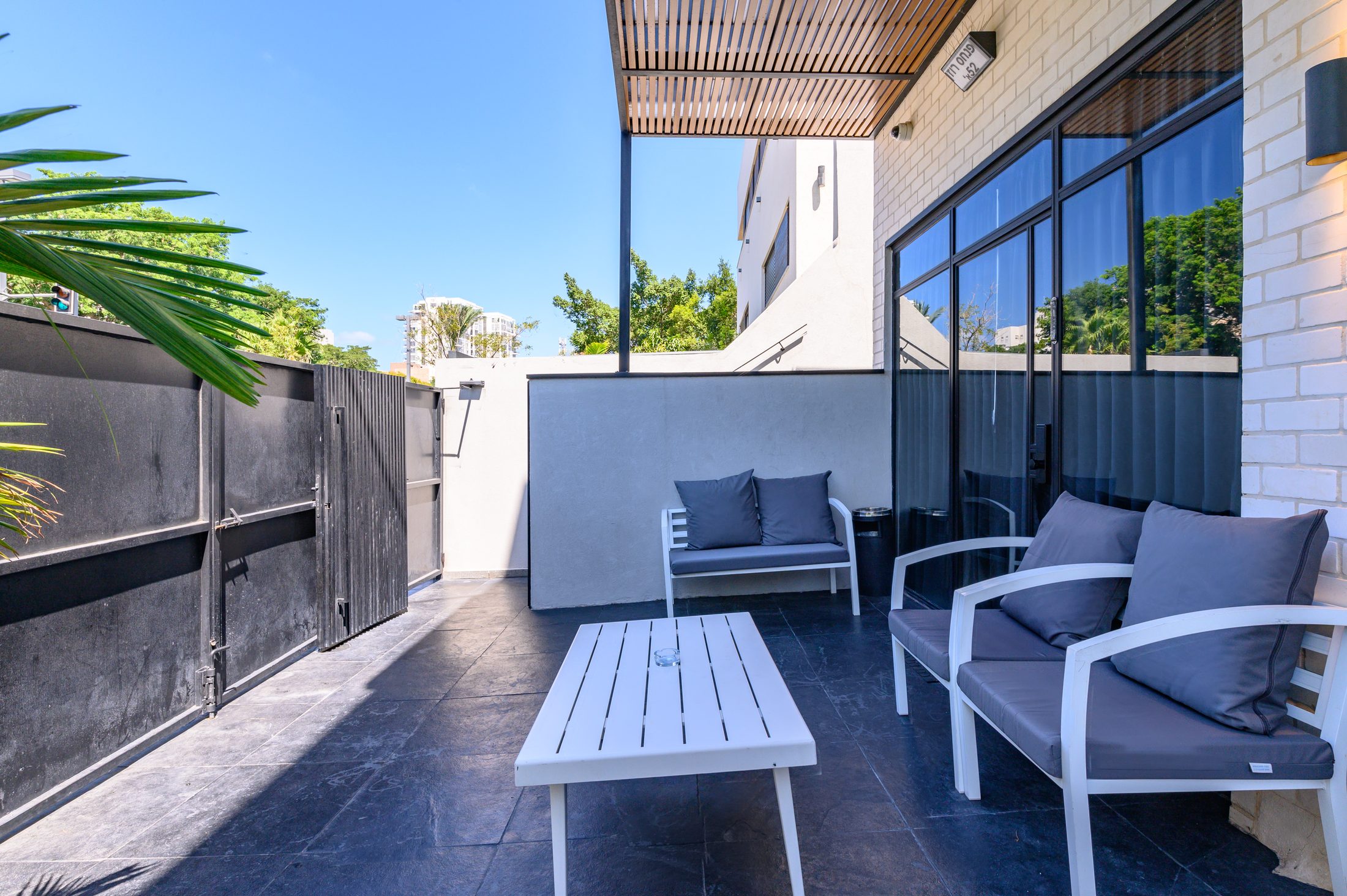 Deluxe Apartment with Private Garden