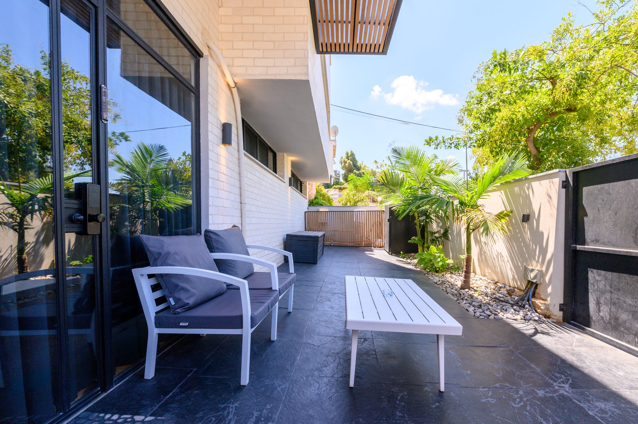 Deluxe Apartment with Private Garden